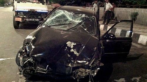 Couple and innocent child seriously injured in accident on highway - हाईवे  पर दुर्घटना में कार सवार दंपती और मासूम गंभीर, गंगापार न्यूज
